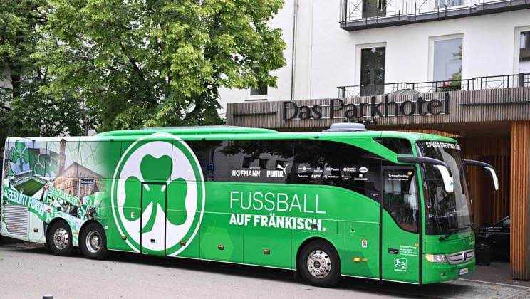 15.07.2026 - Fussball - 2. Bundesliga - Saison 2026 2027 - SpVgg Greuther Fürth Fuerth - Trainingslager Bad Wörishofen - - xwoxzix - Mannschaftsbus vor Hotel Das Parkhotel *** July 15, 2026 Soccer 2. Bundesliga 2026–2027 Season SpVgg Greuther Fürth Fürth Training Camp in Bad Wörishofen xwoxzix Team bus in front of the Parkhotel