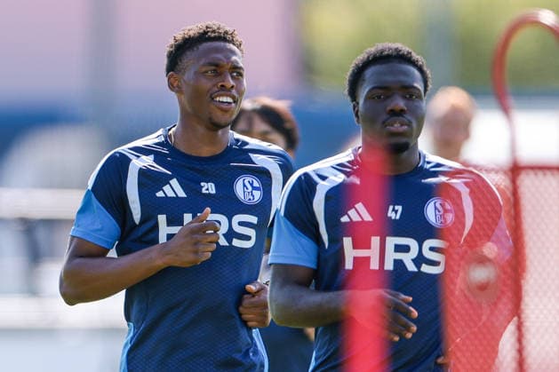 15.07.2026, Fussball, Training des FC Schalke 04. v. l. Junior Adamu (FC Schalke 04), Zaid Tchibara (FC Schalke 04). Gelsenkirchen Trainingsgelände FC Schalke 04 NRW Deutschland xRHR-FOTO YYx *** July 15, 2026, Soccer, FC Schalke 04 Training: Junior Adamu (FC Schalke 04), Zaid Tchibara (FC Schalke 04), Gelsenkirchen, FC Schalke 04 Training Facility, North Rhine-Westphalia, Germany, xRHR, PHOTO YYx Copyright: RHR-FOTOx RHR-FOTO YY