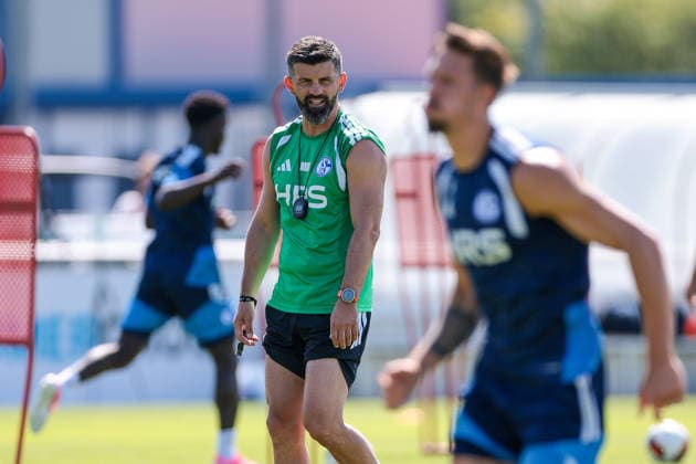 15.07.2026, Fussball, Training des FC Schalke 04. Trainer Miron Muslic (FC Schalke 04). Gelsenkirchen Trainingsgelände FC Schalke 04 NRW Deutschland xRHR-FOTO YYx *** July 15, 2026, Soccer, FC Schalke 04 practice; Coach Miron Muslic; FC Schalke 04, Gelsenkirchen; FC Schalke 04 training facility; North Rhine-Westphalia, Germany; xRHR PHOTO YYx Copyright: RHR-FOTOx RHR-FOTO YY
