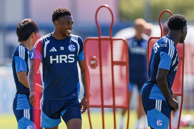 15.07.2026, Fussball, Training des FC Schalke 04. Junior Adamu (FC Schalke 04) lacht. Gelsenkirchen Trainingsgelände FC Schalke 04 NRW Deutschland xRHR-FOTO YYx *** July 15, 2026, Soccer, FC Schalke 04 training session, Junior Adamu, FC Schalke 04, Gelsenkirchen, FC Schalke 04 training facility, North Rhine-Westphalia, Germany, xRHR, PHOTO YYx Copyright: RHR-FOTOx RHR-FOTO YY