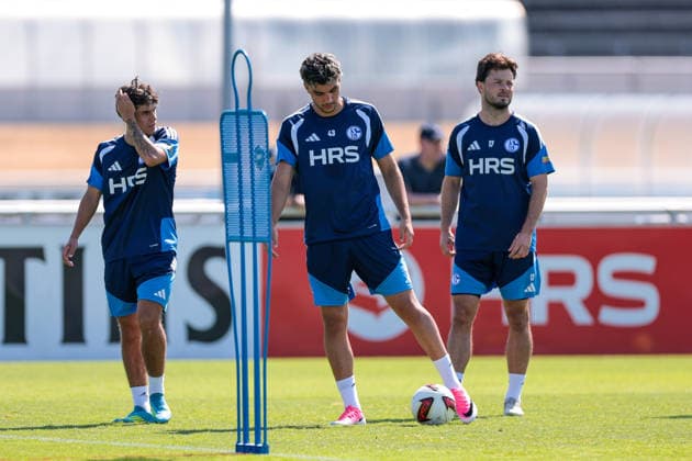 15.07.2026, Fussball, Training des FC Schalke 04. v. l. Edion Gashi (FC Schalke 04 II), Mertcan Ayhan (FC Schalke 04), Adrian Gantenbein (FC Schalke 04). Gelsenkirchen Trainingsgelände FC Schalke 04 NRW Deutschland xRHR-FOTO YYx *** July 15, 2026, Soccer, FC Schalke 04 training session featuring Edion Gashi (FC Schalke 04 II), Mertcan Ayhan (FC Schalke 04), and Adrian Gantenbein (FC Schalke 04) at the FC Schalke 04 training facility in Gelsenkirchen, North Rhine-Westphalia, Germany xRHR PHOTO YYx Copyright: RHR-FOTOx RHR-FOTO YY