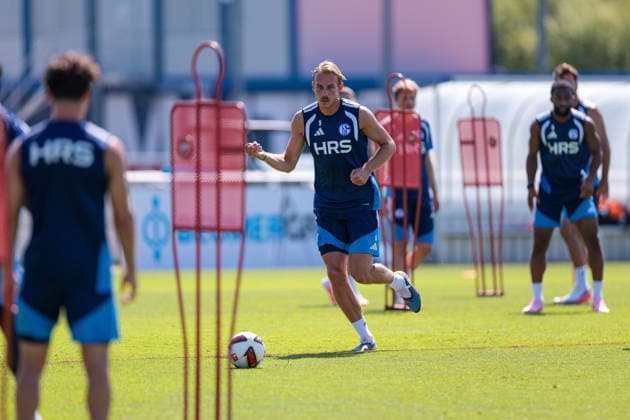 15.07.2026, Fussball, Training des FC Schalke 04. Timo Becker (FC Schalke 04). Gelsenkirchen Trainingsgelände FC Schalke 04 NRW Deutschland xRHR-FOTO YYx *** July 15, 2026, Soccer, FC Schalke 04 practice Timo Becker FC Schalke 04 Gelsenkirchen FC Schalke 04 training facility NRW Germany xRHR PHOTO YYx Copyright: RHR-FOTOx RHR-FOTO YY