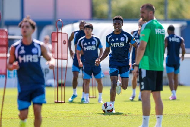 15.07.2026, Fussball, Training des FC Schalke 04. Junior Adamu (FC Schalke 04). Gelsenkirchen Trainingsgelände FC Schalke 04 NRW Deutschland xRHR-FOTO YYx *** July 15, 2026, Soccer, FC Schalke 04 training session, Junior Adamu, FC Schalke 04, Gelsenkirchen, FC Schalke 04 training facility, North Rhine-Westphalia, Germany, xRHR, PHOTO YYx Copyright: RHR-FOTOx RHR-FOTO YY
