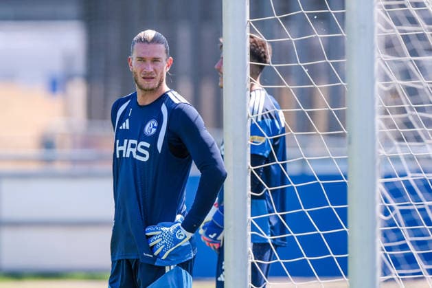 15.07.2026, Fussball, Training des FC Schalke 04. Torwart Loris Karius (FC Schalke 04). Gelsenkirchen Trainingsgelände FC Schalke 04 NRW Deutschland xRHR-FOTO YYx *** July 15, 2026, Soccer, FC Schalke 04 goalkeeper Loris Karius training at the FC Schalke 04 training facility in Gelsenkirchen, North Rhine-Westphalia, Germany xRHR PHOTO YYx Copyright: RHR-FOTOx RHR-FOTO YY