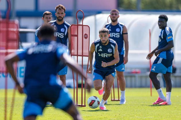 15.07.2026, Fussball, Training des FC Schalke 04. Adil Aouchiche (FC Schalke 04). Gelsenkirchen Trainingsgelände FC Schalke 04 NRW Deutschland xRHR-FOTO YYx *** July 15, 2026, Soccer, FC Schalke 04 practice Adil Aouchiche FC Schalke 04 Gelsenkirchen FC Schalke 04 training facility NRW Germany xRHR PHOTO YYx Copyright: RHR-FOTOx RHR-FOTO YY