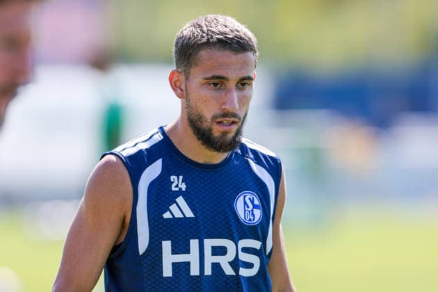 15.07.2026, Fussball, Training des FC Schalke 04. Adil Aouchiche (FC Schalke 04). Gelsenkirchen Trainingsgelände FC Schalke 04 NRW Deutschland xRHR-FOTO YYx *** July 15, 2026, Soccer, FC Schalke 04 practice Adil Aouchiche FC Schalke 04 Gelsenkirchen FC Schalke 04 training facility NRW Germany xRHR PHOTO YYx Copyright: RHR-FOTOx RHR-FOTO YY
