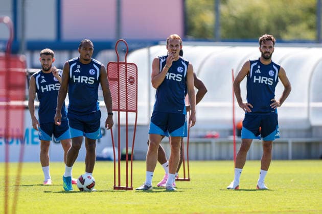 15.07.2026, Fussball, Training des FC Schalke 04. v. l. Adil Aouchiche (FC Schalke 04), Anton Donkor (FC Schalke 04), Timo Becker (FC Schalke 04), Kenan Karaman (FC Schalke 04). Gelsenkirchen Trainingsgelände FC Schalke 04 NRW Deutschland xRHR-FOTO YYx *** July 15, 2026, Soccer, FC Schalke 04 training session: Adil Aouchiche (FC Schalke 04), Anton Donkor (FC Schalke 04), Timo Becker (FC Schalke 04), Kenan Karaman (FC Schalke 04), Gelsenkirchen, FC Schalke 04 training facility, North Rhine-Westphalia, Germany, xRHR, PHOTO YYx Copyright: RHR-FOTOx RHR-FOTO YY