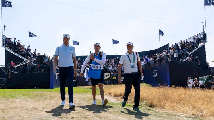 SOUTHPORT, ENGLAND, 20260715 Ludvig Aberg under onsdagens träningsrond pa Royal Birkdale Golf Club inför the British Open i Birkdale Southport. Här gar han av första tee med sin caddie Joe Skovron och tränare Hans Larsson. SOUTHPORT ENGLAND x1019x *** SOUTHPORT, ENGLAND, July 15, 2026 Ludvig Aberg during Wednesday’s practice round at Royal Birkdale Golf Club ahead of the British Open in Birkdale, Southport. Here he tees off from the first tee with his caddie Joe Skovron and coach Hans Larsson. SOUTHPORT, ENGLAND x1019x  Copyright: xChristerxHöglund TTx BEFORE THE BRITISH OPEN