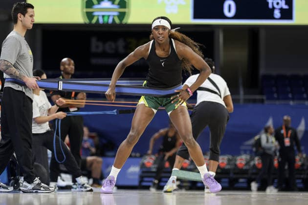 CHICAGO, USA - July 15: Flau’jae Johnson (4 Seattle Storm) warms up before the game between the Chicago Sky and Seattle Storm at Wintrust Arena on Wednesday, July 15 in Chicago, USA  Copyright: xShainaxBenhiyoun SPPx Sportspressphoto_SPR191073