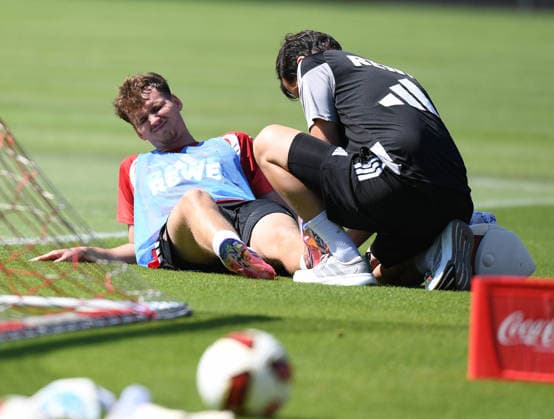 15.07.2026, xophax, Fussball 1.Bundesliga, 1.FC Koeln , Trainingsauftakt am Geissbockheim. Rav van den Berg ( 1.FC Köln ) musste verletzt das Training abbrechen. Koeln *** July 15, 2026, xophax, Soccer, Bundesliga 1, 1. FC Köln, First day of training at Geissbockheim; Rav van den Berg had to stop training due to injury; Köln