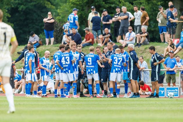 Trainer Daniel Brinkmann spricht zur Manchaft; GER, FC Hansa Rostock vs. Greifswalder FC, Fußball, Männer, 3. Liga, Testspiel, Spielzeit 2026 2027, 15.07.2026 Neuruppin Volksparkstadion Brandenburg Deutschland *** Coach Daniel Brinkmann addresses the GER team, FC Hansa Rostock vs. Greifswalder FC, soccer, men s, 3rd Division, friendly match, 2026–2027 season, July 15, 2026, Neuruppin Volksparkstadion, Brandenburg, Germany