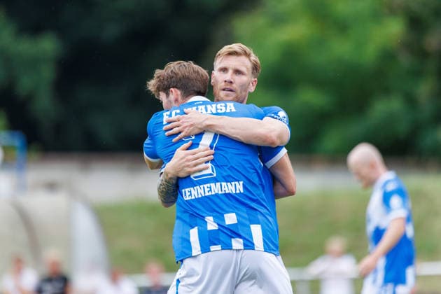 hinten Torschütze Andreas Voglsammer bejubelt mit Bennie Lennemann das 2:0; GER, FC Hansa Rostock vs. Greifswalder FC, Fußball, Männer, 3. Liga, Testspiel, Spielzeit 2026 2027, 15.07.2026 Neuruppin Volksparkstadion Brandenburg Deutschland *** In the background, goal scorer Andreas Voglsammer celebrates the 2–0 lead with Bennie Lennemann, FC Hansa Rostock vs. Greifswalder FC, soccer, men’s, 3. Liga, friendly match, 2026–2027 season, July 15, 2026, Neuruppin Volksparkstadion, Brandenburg, Germany