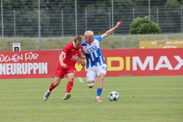 FC Hansa Rostock. - Greifswalder FC Neuruppin 15.07.2026 Fußball, 3.Liga Testspiel FC Hansa Rostock. - Greifswalder FC Milosz Brzozowski FC Hansa Rostock gegen Kay Seidemann Greifswalder FC Neuruppin Volksparkstadion Brandenburg Deutschland *** FC Hansa Rostock vs. Greifswalder FC Neuruppin, July 15, 2026; Soccer, 3rd Division; Friendly Match; FC Hansa Rostock vs. Greifswalder FC; Milosz Brzozowski (FC Hansa Rostock) vs. Kay Seidemann (Greifswalder FC Neuruppin); Volksparkstadion, Brandenburg, Germany