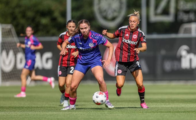 GER, Frankfurt, Eintracht Frankfurt vs Mainz 05, Vorbereitung, Fussball, DFB, Spielzeit 2026 2027, Deutsche Bank Park Platz 4, Testspiel im Bild v.l.: Marie Voth (Mainz 05 Frauen 17), Hanna Bennison (Eintracht Frankfurt Frauen 8) Zweikampf DFB DFL REGULATIONS PROHIBIT ANY USE OF PHOTOGRAPHS AS IMAGE SEQUENCES AND OR QUASI-VIDEO, 15.07.2026 *** GER, Frankfurt, Eintracht Frankfurt vs. Mainz 05, Preseason, Soccer, DFB, 2026–2027 Season, Deutsche Bank Park, Seat 4, Friendly Match: Pictured from left: Marie Voth, Mainz 05 Women’s Team, 17, Hanna Bennison, Eintracht Frankfurt Women’s Team No. 8, tackling. DFB and DFL regulations prohibit any use of photographs as image sequences and or quasi-video. July 15, 2026 Copyright: HMBxMedia HendrikxHamelau