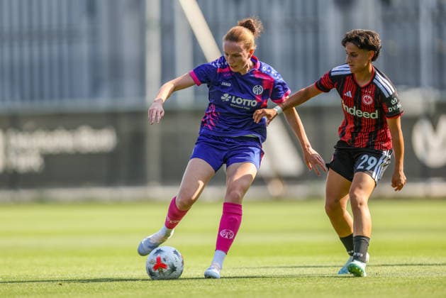 GER, Frankfurt, Eintracht Frankfurt vs Mainz 05, Vorbereitung, Fussball, DFB, Spielzeit 2026 2027, Deutsche Bank Park Platz 4, Testspiel im Bild v.l.: Saskia Matheis (Mainz 05 Frauen 19), Dilara Acikgöz (Eintracht Frankfurt Frauen), Zweikampf DFB DFL REGULATIONS PROHIBIT ANY USE OF PHOTOGRAPHS AS IMAGE SEQUENCES AND OR QUASI-VIDEO, 15.07.2026 *** GER, Frankfurt, Eintracht Frankfurt vs. Mainz 05, Preseason, Soccer, DFB, 2026–2027 Season, Deutsche Bank Park, 4th Row, Friendly Match (Pictured, from left): Saskia Matheis, Mainz 05 Women’s Team, 19, Dilara Acikgöz, Eintracht Frankfurt Women’s Team, tackle. DFB and DFL regulations prohibit any use of photographs as image sequences and or quasi-video. July 15, 2026 Copyright: HMBxMedia HendrikxHamelau