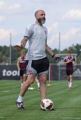 15.07.2026 - Fussball - 2. Fussball - Bundesliga - Saison 2026 2027 - 1. FC Nürnberg Nuernberg FCN ( Club ) - Training - Sportfoto Zink DaMa - xdaxmax - Javier Pinola (Co-Trainer 1. FC Nürnberg FCN ) zeigt an gestikuliert dirigiert gibt Anweisungen *** July 15, 2026 Soccer 2 Bundesliga 2026–2027 Season 1 FC Nürnberg Nuremberg FCN Club Training Sports Photo Zink DaMa xdaxmax Javier Pinola Assistant Coach 1 FC Nürnberg FCN points, gestures, directs, gives instructions