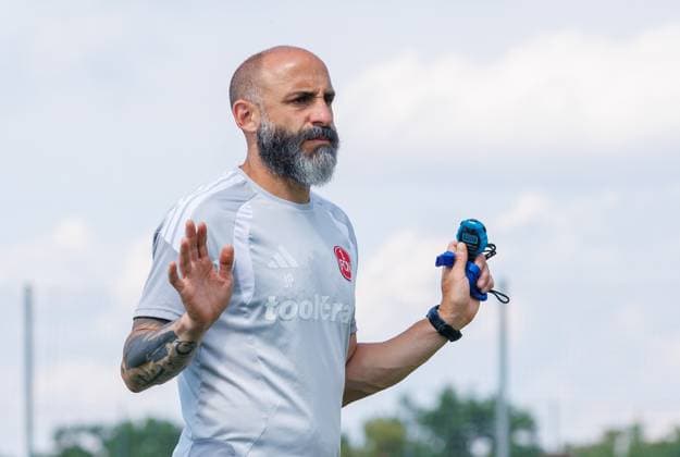 15.07.2026 - Fussball - 2. Fussball - Bundesliga - Saison 2026 2027 - 1. FC Nürnberg Nuernberg FCN ( Club ) - Training - Sportfoto Zink DaMa - xdaxmax - Javier Pinola (Co-Trainer 1. FC Nürnberg FCN ) zeigt an gestikuliert dirigiert gibt Anweisungen *** July 15, 2026 Soccer 2 Bundesliga 2026–2027 Season 1 FC Nürnberg Nuremberg FCN Club Training Sports Photo Zink DaMa xdaxmax Javier Pinola Assistant Coach 1 FC Nürnberg FCN points, gestures, directs, gives instructions
