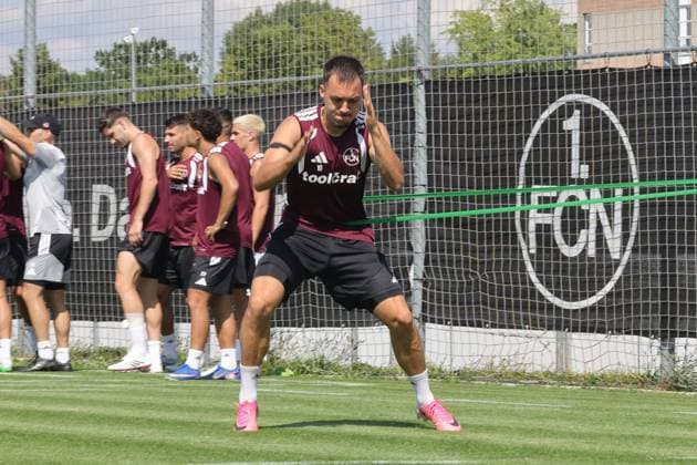 15.07.2026 - Fussball - 2. Fussball - Bundesliga - Saison 2026 2027 - 1. FC Nürnberg Nuernberg FCN ( Club ) - Training - Sportfoto Zink DaMa - xdaxmax - Julian Justvan (10, 1. FC Nürnberg FCN ) wärmt sich auf *** July 15, 2026 Soccer 2 Bundesliga 2026–2027 Season 1 FC Nürnberg Nuremberg FCN Club Training Sports Photo Zink DaMa xdaxmax Julian Justvan 10, 1 FC Nürnberg FCN warming up