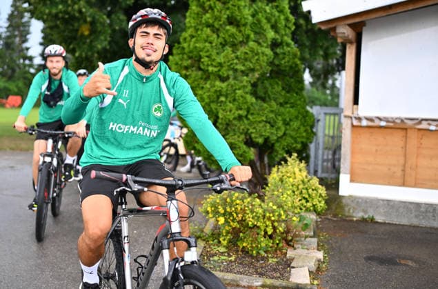 15.07.2026 - Fussball - 2. Bundesliga - Saison 2026 2027 - SpVgg Greuther Fürth Fuerth - Trainingslager Bad Wörishofen - - xwoxzix - Aaron Keller (11, SpVgg Greuther Fürth ) kommt auf Fahrrad zum Trainingsplatz *** July 15, 2026 Soccer 2. Bundesliga 2026–2027 Season SpVgg Greuther Fürth Fürth Training Camp in Bad Wörishofen xwoxzix Aaron Keller 11, SpVgg Greuther Fürth rides a bike to the training field