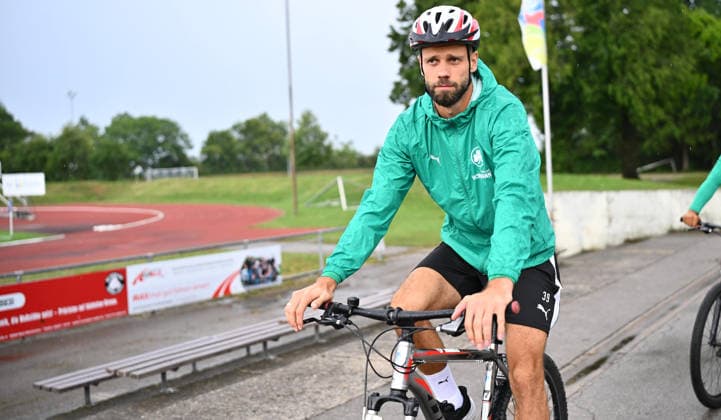 15.07.2026 - Fussball - 2. Bundesliga - Saison 2026 2027 - SpVgg Greuther Fürth Fuerth - Trainingslager Bad Wörishofen - - xwoxzix - Christian Ortag (39, SpVgg Greuther Fürth ) kommt auf Fahrrad zum Trainingsplatz *** July 15, 2026 Soccer 2. Bundesliga 2026–2027 Season SpVgg Greuther Fürth Fürth Training Camp in Bad Wörishofen xwoxzix Christian Ortag 39, SpVgg Greuther Fürth rides a bike to the training field