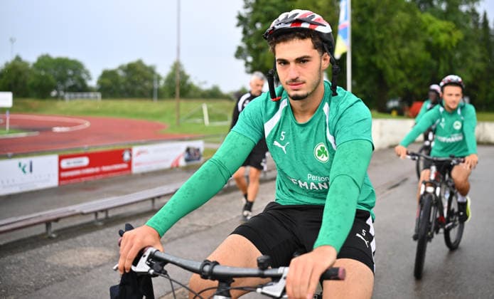 15.07.2026 - Fussball - 2. Bundesliga - Saison 2026 2027 - SpVgg Greuther Fürth Fuerth - Trainingslager Bad Wörishofen - - xwoxzix - Maxim Dal ( SpVgg Greuther Fürth ) kommt auf Fahrrad zum Trainingsplatz *** July 15, 2026 Soccer 2. Bundesliga 2026–2027 Season SpVgg Greuther Fürth Fürth Training Camp in Bad Wörishofen xwoxzix Maxim Dal SpVgg Greuther Fürth rides a bike to the training field