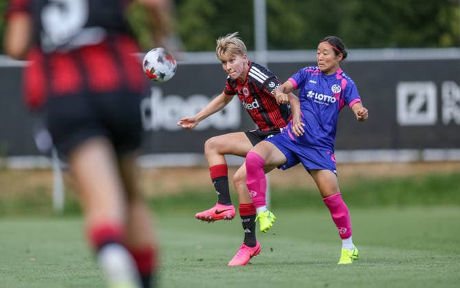 GER, Frankfurt, Eintracht Frankfurt vs Mainz 05, Vorbereitung, Fussball, DFB, Spielzeit 2026 2027, Deutsche Bank Park Platz 4, Testspiel im Bild v.l.: Paulina Krumbiegel (Eintracht Frankfurt Frauen 27), Rio Takizawa (Mainz 05 Frauen 8), Zweikampf DFB DFL REGULATIONS PROHIBIT ANY USE OF PHOTOGRAPHS AS IMAGE SEQUENCES AND OR QUASI-VIDEO, 15.07.2026 *** GER, Frankfurt, Eintracht Frankfurt vs. Mainz 05, Preseason, Soccer, DFB, 2026–2027 Season, Deutsche Bank Park, Seat 4, Friendly Match: Pictured from left, Paulina Krumbiegel, Eintracht Frankfurt Women’s Team, No. 27, Rio Takizawa, Mainz 05 Women’s Team 8, tackle. DFB and DFL regulations prohibit any use of photographs as image sequences and or quasi-video. July 15, 2026 Copyright: HMBxMedia HendrikxHamelau