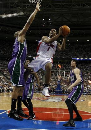 USA NBA, Basketball Herren, USA PLAYOFFS BUCKS - PISTONS USA NBA PLAYOFFS BUCKS - PISTONS epa00697217 Detroit Pistons Chauncey Billups shoots in from of Milwaukee Bucks Jamal Magloire (L) and Andrew Bogut (R) during the first quarter of their first round playoff match at The Palace Auburn Hills, Michigan on Sunday 23 April 2006. AUBURN HILLS United States  Copyright: xJEFFxKOWALSKYx
