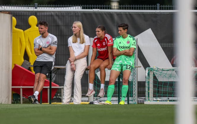 GER, Frankfurt, Eintracht Frankfurt vs Mainz 05, Vorbereitung, Fussball, DFB, Spielzeit 2026 2027, Deutsche Bank Park Platz 4, Testspiel im Bild v.l.: Janne Krumme (Eintracht Frankfurt), Sophia Winkler (Eintracht Frankfurt Frauen 1) und Lina Altenburg (Eintracht Frankfurt Frauen 12) DFB DFL REGULATIONS PROHIBIT ANY USE OF PHOTOGRAPHS AS IMAGE SEQUENCES AND OR QUASI-VIDEO, 15.07.2026 *** GER, Frankfurt, Eintracht Frankfurt vs. Mainz 05, Preseason, Soccer, DFB, 2026–2027 Season, Deutsche Bank Park, 4th Row, Friendly Match (Pictured, from left): Janne Krumme (Eintracht Frankfurt), Sophia Winkler, Eintracht Frankfurt Women’s 1, and Lina Altenburg, Eintracht Frankfurt Women’s 12. DFB and DFL regulations prohibit any use of photographs as image sequences and or quasi-video. July 15, 2026 Copyright: HMBxMedia HendrikxHamelau