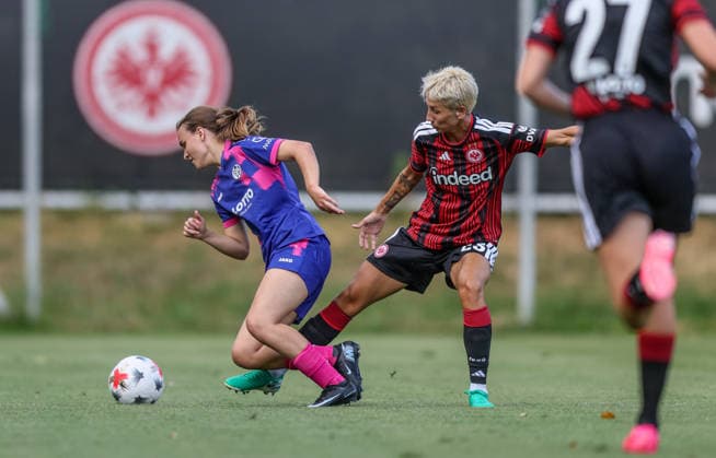 GER, Frankfurt, Eintracht Frankfurt vs Mainz 05, Vorbereitung, Fussball, DFB, Spielzeit 2026 2027, Deutsche Bank Park Platz 4, Testspiel im Bild v.l.: Kara Bathmann (Mainz 05 Frauen 4), Sara Doorsoun (Eintracht Frankfurt Frauen 23) DFB DFL REGULATIONS PROHIBIT ANY USE OF PHOTOGRAPHS AS IMAGE SEQUENCES AND OR QUASI-VIDEO, 15.07.2026 *** GER, Frankfurt, Eintracht Frankfurt vs. Mainz 05, Preseason, Soccer, DFB, 2026–2027 Season, Deutsche Bank Park, 4th Place, Friendly Match (Pictured, from left: Kara Bathmann, Mainz 05 Women’s Team 4), Sara Doorsoun, Eintracht Frankfurt Women’s Team 23. DFB and DFL regulations prohibit any use of photographs as image sequences and or quasi-video. July 15, 2026 Copyright: HMBxMedia HendrikxHamelau
