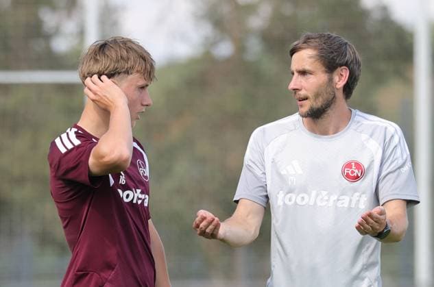 15.07.2026 - Fussball - 2. Fussball - Bundesliga - Saison 2026 2027 - 1. FC Nürnberg Nuernberg FCN ( Club ) - Training - Sportfoto Zink DaMa - xdaxmax - Marko Soldic (16, 1. FC Nürnberg FCN ) erhält Anweisungen von Matthias Kreutzer ( Co-Trainer 1. FC Nürnberg FCN ) *** July 15, 2026 Soccer 2 Soccer Bundesliga 2026–2027 Season 1 FC Nuremberg Nuremberg FCN Club Training Sports Photo Zink DaMa xdaxmax Marko Soldic 16, 1 FC Nuremberg (FCN) receives instructions from Matthias Kreutzer, assistant coach of 1 FC Nuremberg (FCN)