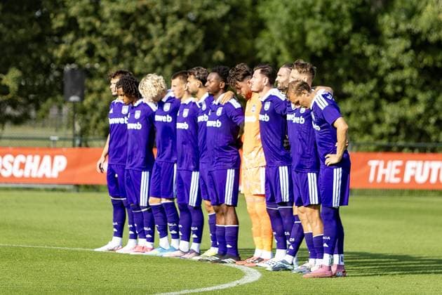 DIRKSHORN , 15-07-2026 , Sportpark Dirkshorn , season 2026 2027 , match between AZ and RSC Anderlecht , picture shows , RSC Anderlecht players 1 minute silence for Rob Dieperink AZ - Anderlecht (friendly)  x205042490x Copyright: