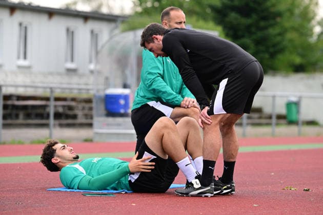15.07.2026 - Fussball - 2. Bundesliga - Saison 2026 2027 - SpVgg Greuther Fürth Fuerth - Trainingslager Bad Wörishofen - - xwoxzix - Florian Leimeister (Athletik-Trainer SpVgg Greuther Fürth) bei Maxim Dal ( SpVgg Greuther Fürth ) *** July 15, 2026 Soccer 2. Bundesliga 2026–2027 Season SpVgg Greuther Fürth Fürth Training Camp in Bad Wörishofen xwoxzix Florian Leimeister, Athletic Trainer for SpVgg Greuther Fürth, with Maxim Dal, SpVgg Greuther Fürth