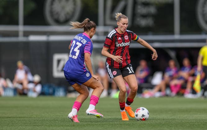 GER, Frankfurt, Eintracht Frankfurt vs Mainz 05, Vorbereitung, Fussball, DFB, Spielzeit 2026 2027, Deutsche Bank Park Platz 4, Testspiel im Bild v.l.: Ivana SlipÄeviÄ‡ (Mainz 05 Frauen 23), Laura Freigang (Eintracht Frankfurt Frauen 10) DFB DFL REGULATIONS PROHIBIT ANY USE OF PHOTOGRAPHS AS IMAGE SEQUENCES AND OR QUASI-VIDEO, 15.07.2026 *** GER, Frankfurt, Eintracht Frankfurt vs. Mainz 05, Preseason, Soccer, DFB, 2026–2027 Season, Deutsche Bank Park, 4th Place, Friendly Match: Pictured from left: Ivana SlipÄ u008Devic, Mainz 05 Women 23; Laura Freigang, Eintracht Frankfurt Women 10. DFB and DFL regulations prohibit any use of photographs as image sequences and or quasi-video. July 15, 2026 Copyright: HMBxMedia HendrikxHamelau