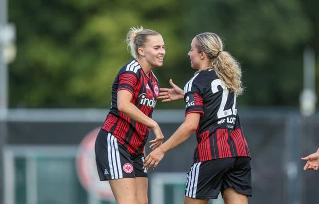 GER, Frankfurt, Eintracht Frankfurt vs Mainz 05, Vorbereitung, Fussball, DFB, Spielzeit 2026 2027, Deutsche Bank Park Platz 4, Testspiel im Bild v.l.: Laura Freigang (Eintracht Frankfurt Frauen 10) feiert das Tor von Danique Tolhoek (Eintracht Frankfurt Frauen 18), Tor, Jubel und Freude, Emotionen DFB DFL REGULATIONS PROHIBIT ANY USE OF PHOTOGRAPHS AS IMAGE SEQUENCES AND OR QUASI-VIDEO, 15.07.2026 *** GER, Frankfurt, Eintracht Frankfurt vs. Mainz 05, Preseason, Soccer, DFB, 2026–2027 Season, Deutsche Bank Park, 4th row; photo from the friendly match (from left): Laura Freigang of Eintracht Frankfurt Women’s U-10 celebrates the goal scored by Danique Tolhoek of Eintracht Frankfurt Women’s U-18; goal, celebration and joy, emotions. DFB and DFL regulations prohibit any use of photographs as image sequences and or quasi-video. July 15, 2026 Copyright: HMBxMedia HendrikxHamelau