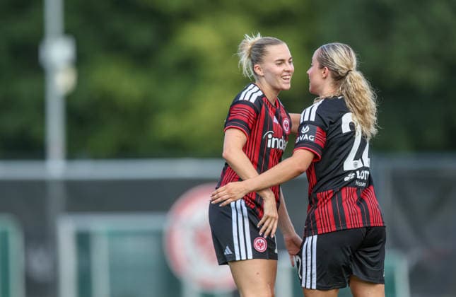 GER, Frankfurt, Eintracht Frankfurt vs Mainz 05, Vorbereitung, Fussball, DFB, Spielzeit 2026 2027, Deutsche Bank Park Platz 4, Testspiel im Bild v.l.: Laura Freigang (Eintracht Frankfurt Frauen 10) feiert das Tor von Danique Tolhoek (Eintracht Frankfurt Frauen 18), Tor, Jubel und Freude, Emotionen DFB DFL REGULATIONS PROHIBIT ANY USE OF PHOTOGRAPHS AS IMAGE SEQUENCES AND OR QUASI-VIDEO, 15.07.2026 *** GER, Frankfurt, Eintracht Frankfurt vs. Mainz 05, Preseason, Soccer, DFB, 2026–2027 Season, Deutsche Bank Park, 4th row; photo from the friendly match (from left): Laura Freigang of Eintracht Frankfurt Women’s U-10 celebrates the goal scored by Danique Tolhoek of Eintracht Frankfurt Women’s U-18; goal, celebration and joy, emotions. DFB and DFL regulations prohibit any use of photographs as image sequences and or quasi-video. July 15, 2026 Copyright: HMBxMedia HendrikxHamelau