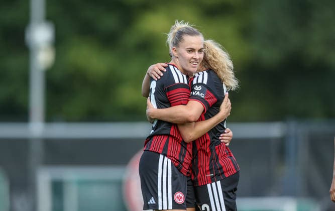 GER, Frankfurt, Eintracht Frankfurt vs Mainz 05, Vorbereitung, Fussball, DFB, Spielzeit 2026 2027, Deutsche Bank Park Platz 4, Testspiel im Bild v.l.: Laura Freigang (Eintracht Frankfurt Frauen 10) feiert das Tor von Danique Tolhoek (Eintracht Frankfurt Frauen 18), Tor, Jubel und Freude, Emotionen DFB DFL REGULATIONS PROHIBIT ANY USE OF PHOTOGRAPHS AS IMAGE SEQUENCES AND OR QUASI-VIDEO, 15.07.2026 *** GER, Frankfurt, Eintracht Frankfurt vs. Mainz 05, Preseason, Soccer, DFB, 2026–2027 Season, Deutsche Bank Park, 4th row; photo from the friendly match (from left): Laura Freigang of Eintracht Frankfurt Women’s U-10 celebrates the goal scored by Danique Tolhoek of Eintracht Frankfurt Women’s U-18; goal, celebration and joy, emotions. DFB and DFL regulations prohibit any use of photographs as image sequences and or quasi-video. July 15, 2026 Copyright: HMBxMedia HendrikxHamelau