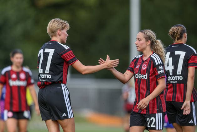 GER, Frankfurt, Eintracht Frankfurt vs Mainz 05, Vorbereitung, Fussball, DFB, Spielzeit 2026 2027, Deutsche Bank Park Platz 4, Testspiel im Bild v.l.: Paulina Krumbiegel (Eintracht Frankfurt Frauen 27), Danique Tolhoek (Eintracht Frankfurt Frauen 22) DFB DFL REGULATIONS PROHIBIT ANY USE OF PHOTOGRAPHS AS IMAGE SEQUENCES AND OR QUASI-VIDEO, 15.07.2026 *** GER, Frankfurt, Eintracht Frankfurt vs. Mainz 05, Preseason, Soccer, DFB, 2026–2027 Season, Deutsche Bank Park, 4th Place, Friendly Match (Pictured, from left): Paulina Krumbiegel, Eintracht Frankfurt Women’s Team, 27, Danique Tolhoek, Eintracht Frankfurt Women’s Team, age 22. DFB and DFL regulations prohibit any use of photographs as image sequences and or quasi-video. July 15, 2026 Copyright: HMBxMedia HendrikxHamelau