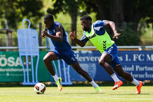 Pierre Nadjombe (l.,1. FC Magdeburg,28) gegen Daniel Heber (1. FC Magdeburg,15) - 2. Fußball Bundesliga Saison 2026-2027 Training 1. FC Magdeburg an der Avnet Arena in Magdeburg - Fußball,Mann,Männer,Deutschland,15.07.2026 *** Pierre Nadjombe, 1 FC Magdeburg, 28, vs. Daniel Heber, 1 FC Magdeburg, 15, 2026–2027 Bundesliga Season, 1 FC Magdeburg training at the Avnet Arena in Magdeburg, soccer, man,Men, Germany, July 15, 2026
