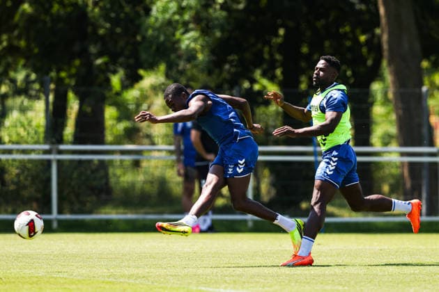 Pierre Nadjombe (l.,1. FC Magdeburg,28) gegen Daniel Heber (1. FC Magdeburg,15) - 2. Fußball Bundesliga Saison 2026-2027 Training 1. FC Magdeburg an der Avnet Arena in Magdeburg - Fußball,Mann,Männer,Deutschland,15.07.2026 *** Pierre Nadjombe, 1 FC Magdeburg, 28, vs. Daniel Heber, 1 FC Magdeburg, 15, 2026–2027 Bundesliga Season, 1 FC Magdeburg training at the Avnet Arena in Magdeburg, soccer, man,Men, Germany, July 15, 2026