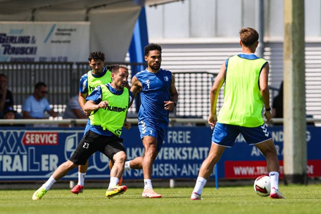 Herbert Bockhorn (M.,1. FC Magdeburg,7) gegen Baris Atik (1. FC Magdeburg,23) - 2. Fußball Bundesliga Saison 2026-2027 Training 1. FC Magdeburg an der Avnet Arena in Magdeburg - Fußball,Mann,Männer,Deutschland,15.07.2026 *** Herbert Bockhorn M, 1 FC Magdeburg, 7 vs. Baris Atik, 1 FC Magdeburg, 23 2 Bundesliga Season 2026–2027 1 FC Magdeburg training at the Avnet Arena in Magdeburg Soccer, Man,Men, Germany, July 15, 2026