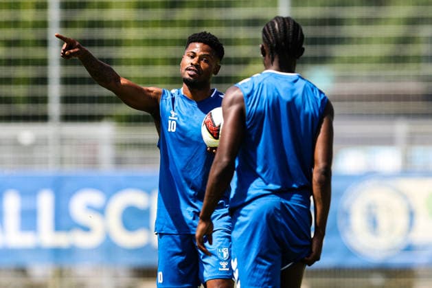 Moritz Broni Kwarteng (l.,1. FC Magdeburg,10) mit Richmond Tachie (1. FC Magdeburg,29) - 2. Fußball Bundesliga Saison 2026-2027 Training 1. FC Magdeburg an der Avnet Arena in Magdeburg - Fußball,Mann,Männer,Deutschland,15.07.2026 *** Moritz Broni Kwarteng, 1 FC Magdeburg, 10, with Richmond Tachie, 1 FC Magdeburg, 29, 2026–2027 Bundesliga season, 1 FC Magdeburg training at the Avnet Arena in Magdeburg, soccer, man,Men, Germany, July 15, 2026