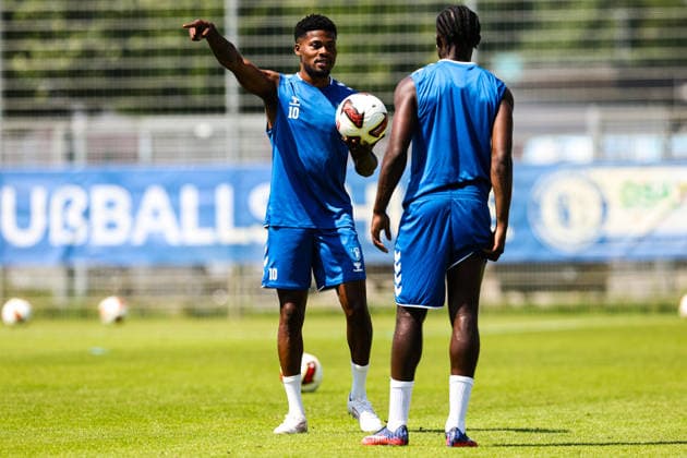 Moritz Broni Kwarteng (l.,1. FC Magdeburg,10) mit Richmond Tachie (1. FC Magdeburg,29) - 2. Fußball Bundesliga Saison 2026-2027 Training 1. FC Magdeburg an der Avnet Arena in Magdeburg - Fußball,Mann,Männer,Deutschland,15.07.2026 *** Moritz Broni Kwarteng, 1 FC Magdeburg, 10, with Richmond Tachie, 1 FC Magdeburg, 29, 2026–2027 Bundesliga season, 1 FC Magdeburg training at the Avnet Arena in Magdeburg, soccer, man,Men, Germany, July 15, 2026
