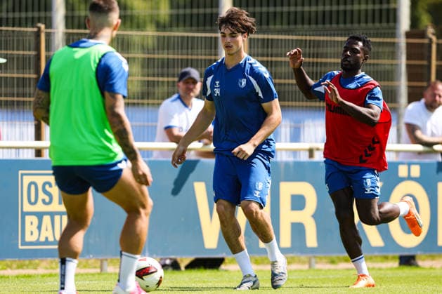 Leander Beimborn (1. FC Magdeburg,34) gegen Daniel Heber (1. FC Magdeburg,15) - 2. Fußball Bundesliga Saison 2026-2027 Training 1. FC Magdeburg an der Avnet Arena in Magdeburg - Fußball,Mann,Männer,Deutschland,15.07.2026 *** Leander Beimborn (1 FC Magdeburg, 34) vs. Daniel Heber (1 FC Magdeburg, 15) 2. Bundesliga Season 2026–2027: 1 FC Magdeburg training session at the Avnet Arena in Magdeburg; soccer, man,Men, Germany, July 15, 2026