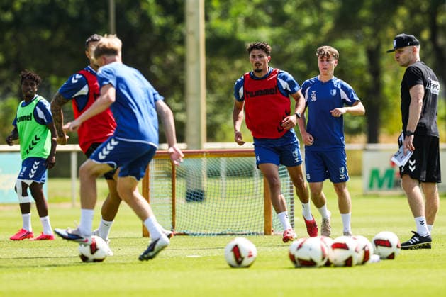 Eldin Dzogovic (M.,1. FC Magdeburg,4) und Adrian Drews (1. FC Magdeburg,36) - 2. Fußball Bundesliga Saison 2026-2027 Training 1. FC Magdeburg an der Avnet Arena in Magdeburg - Fußball,Mann,Männer,Deutschland,15.07.2026 *** Eldin Dzogovic M, 1 FC Magdeburg, 4, and Adrian Drews, 1 FC Magdeburg, 36, 2026–2027 Bundesliga season: 1 FC Magdeburg training at the Avnet Arena in Magdeburg; soccer, man,Men, Germany, July 15, 2026