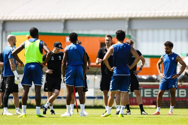 Trainer Pascal Ibold (1. FC Magdeburg) spricht mit den Spielern - 2. Fußball Bundesliga Saison 2026-2027 Training 1. FC Magdeburg an der Avnet Arena in Magdeburg - Fußball,Mann,Männer,Deutschland,15.07.2026 *** Coach Pascal Ibold of 1. FC Magdeburg talks with the players during a 2. Bundesliga training session for the 2026–2027 season at the Avnet Arena in Magdeburg. Soccer, man, men, Germany, July 15, 2026