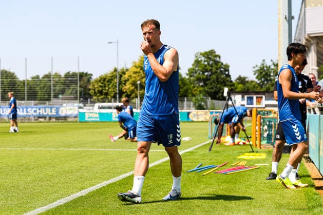Alexander Ahl Holmström (1. FC Magdeburg,11) kommt zum Aufbautraining - 2. Fußball Bundesliga Saison 2026-2027 Training 1. FC Magdeburg an der Avnet Arena in Magdeburg - Fußball,Mann,Männer,Deutschland,15.07.2026 *** Alexander Ahl Holmström of 1. FC Magdeburg, No. 11, arrives for a training session ahead of the 2026–2027 Bundesliga season at the Avnet Arena in Magdeburg. Soccer, man, men, Germany, July 15, 2026