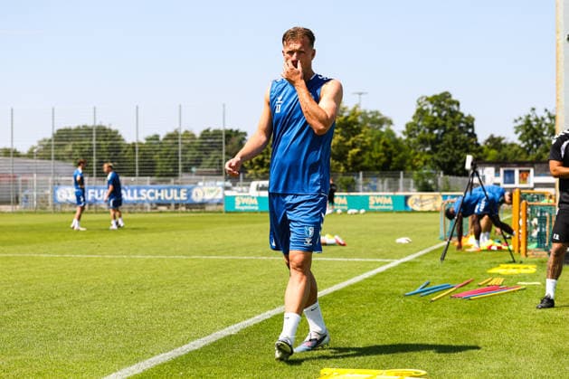Alexander Ahl Holmström (1. FC Magdeburg,11) kommt zum Aufbautraining - 2. Fußball Bundesliga Saison 2026-2027 Training 1. FC Magdeburg an der Avnet Arena in Magdeburg - Fußball,Mann,Männer,Deutschland,15.07.2026 *** Alexander Ahl Holmström of 1. FC Magdeburg, No. 11, arrives for a training session ahead of the 2026–2027 Bundesliga season at the Avnet Arena in Magdeburg. Soccer, man, men, Germany, July 15, 2026