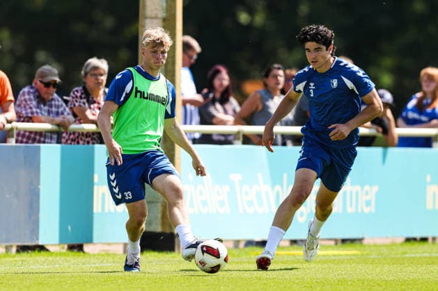 Leon Mergner (l.,1.FC Magdeburg,33) gegen Anselmo Garcia Mac Nulty (1. FC Magdeburg,3) - 2. Fußball Bundesliga Saison 2026-2027 Training 1. FC Magdeburg an der Avnet Arena in Magdeburg - Fußball,Mann,Männer,Deutschland,15.07.2026 *** Leon Mergner, 1 FC Magdeburg, 33 vs. Anselmo Garcia Mac Nulty, 1 FC Magdeburg, 3 2 Bundesliga Season 2026–2027: 1 FC Magdeburg training at the Avnet Arena in Magdeburg; soccer, man,Men, Germany, July 15, 2026
