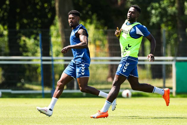 Moritz Broni Kwarteng (l.,1. FC Magdeburg,10) gegen Moritz Broni Kwarteng (1. FC Magdeburg,10) - 2. Fußball Bundesliga Saison 2026-2027 Training 1. FC Magdeburg an der Avnet Arena in Magdeburg - Fußball,Mann,Männer,Deutschland,15.07.2026 *** Moritz Broni Kwarteng, 1 FC Magdeburg, 10 vs. Moritz Broni Kwarteng, 1 FC Magdeburg, 10, 2026–2027 Bundesliga season, 1 FC Magdeburg training session at the Avnet Arena in Magdeburg, soccer, man,Men, Germany, July 15, 2026