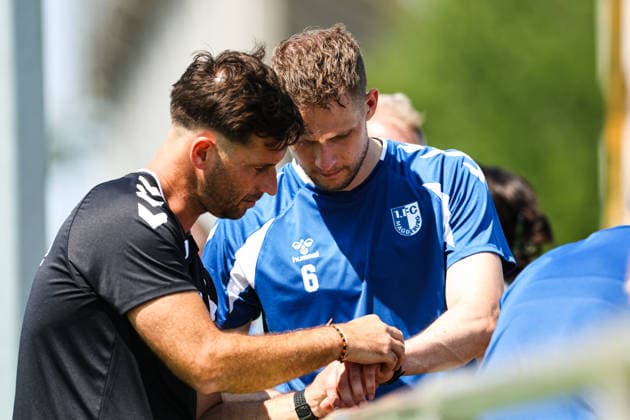 Paul Jaeckel (1. FC Magdeburg,6) mit Athletiktrainer Felix Binsker (1. FC Magdeburg) - 2. Fußball Bundesliga Saison 2026-2027 Training 1. FC Magdeburg an der Avnet Arena in Magdeburg - Fußball,Mann,Männer,Deutschland,15.07.2026 *** Paul Jaeckel, 1. FC Magdeburg, 6, with athletic trainer Felix Binsker, 1. FC Magdeburg, 2, Bundesliga soccer season 2026–2027, 1. FC Magdeburg training at the Avnet Arena in Magdeburg, soccer, man,Men, Germany, July 15, 2026